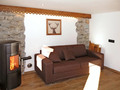 Casa Aosta 913 Wohnraum Couch Kaminofen