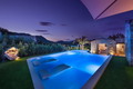 Villa Conchi 1083 mit Pool beleuchtet