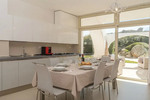 Villa Teresa 950 Esstisch mit Küche und Terrassenzugang